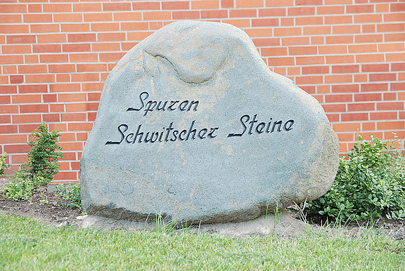 Großer Findling mit Schriftzug vor dem Eingang zur Ausstellung